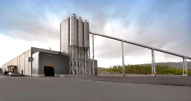 Concrete plant with an inclined conveyor and three filling hoppers.