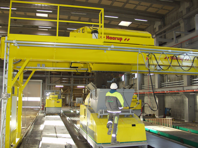 Half-gantry in operation in a concrete production facility.