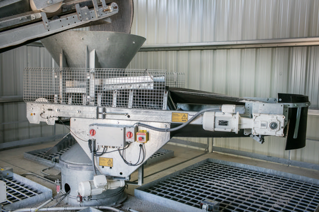 Distribution conveyor distributing aggregates in the aggregate bins.