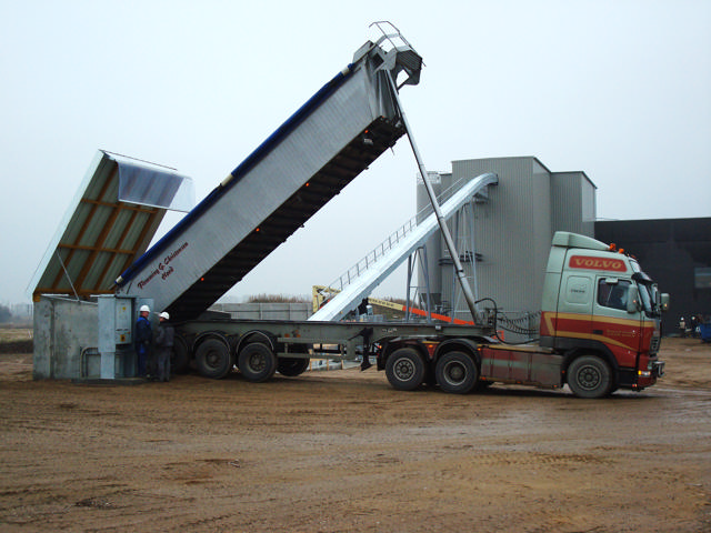 Truck unloading in a filling hopper.