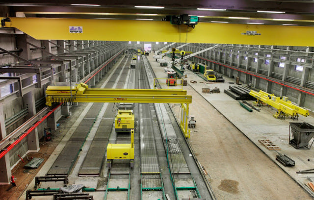 Half-gantry in operation in a concrete production facility.